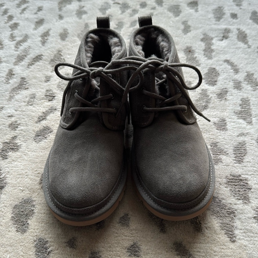 Ugg woman’s Neumel short boot. Gray size 8